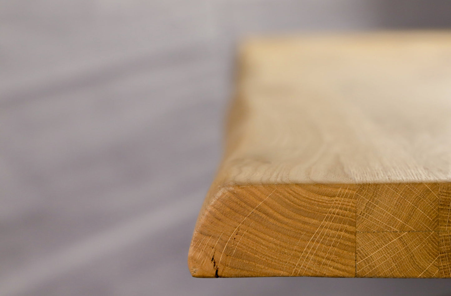 ANTON - Holz-Esstisch mit Baumkante & Gestell (Eiche = Wild Eiche + massive Einölung)