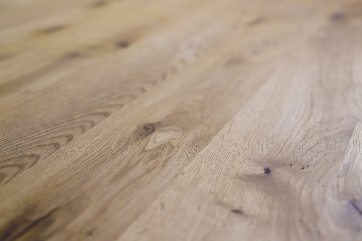 Bubaque - Esstisch Oval mit Schweizer Kante Spider Gestell Eiche wildeiche massiv